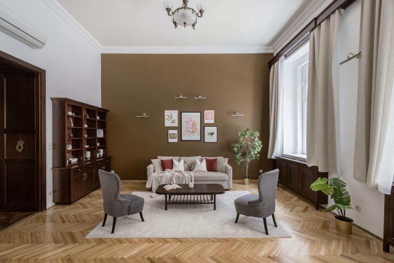 Luxe, Historic Home Downtown Landmarks 19 Century Budapest Bagian luar foto
