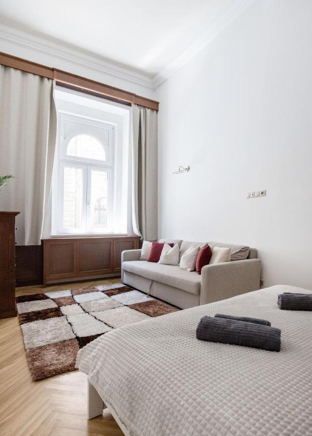 Luxe, Historic Home Downtown Landmarks 19 Century Budapest Bagian luar foto